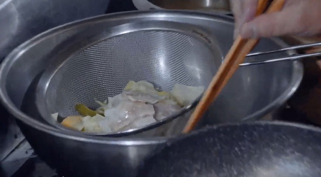 火が通ったら、先ほどザルにあげた野菜の上にお肉もあげる