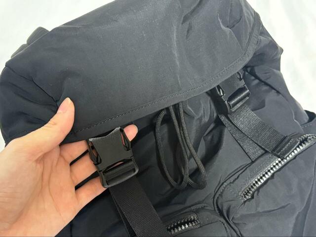 【UNIQLO マルチポケットバックパック】収納部はドローストリングとバックルで開閉する2段階仕様。「海外旅行時のスリ対策に購入した」というユーザーも◎