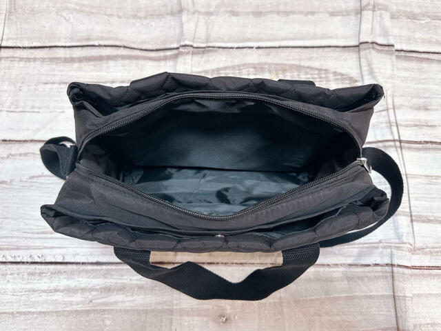 2つ目の収納スペース：中央。ファスナーで開閉する仕様です