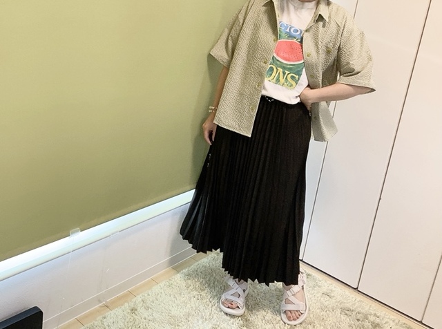 【ワークマン レディース撥水サッカー半袖シャツ】Tシャツを中に合わせるとロックな感じに