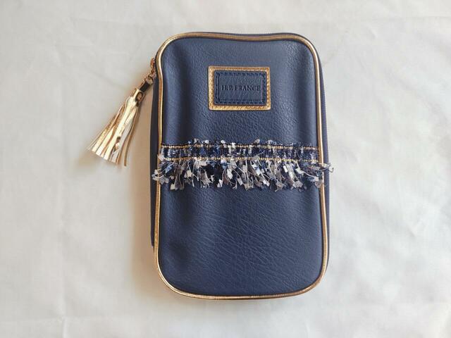 ネイビーカラーにゴールドのフリンジがついたおしゃれなデザイン