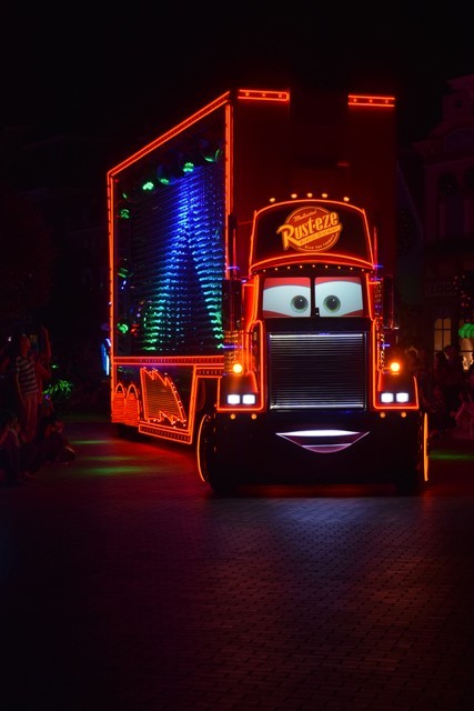 ディズニー・ペイント・ザ・ナイト・パレード|香港ディズニーランド・リゾート