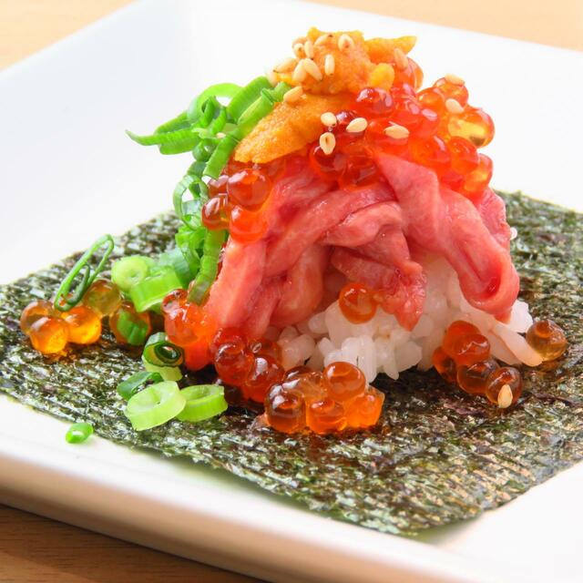 「うにたん（牛タンユッケとウニいくらの肉寿司）」※プレミアムコース対象【俺の牛タンカレー食ってみな。／本格牛タン居酒屋 牛タン番長】