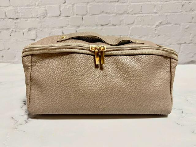 【オトナミューズ 4月号 付録:小田切ヒロさん監修「レザー調コスメポーチ」】たくさん入れても形はキレイなまま♪