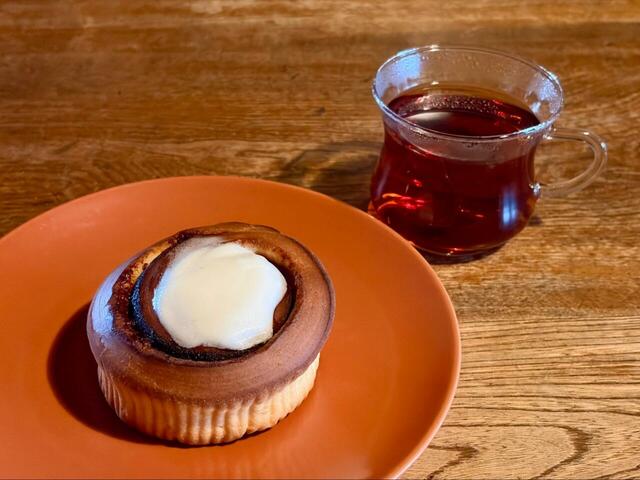 【タリーズコーヒー　シナモンロール】紅茶と一緒におやつにいただくことにします