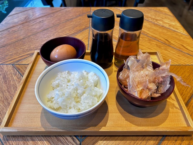 【銀座朝食ラボ】卵かけご飯を自分で用意します。これだけで一膳いただけます