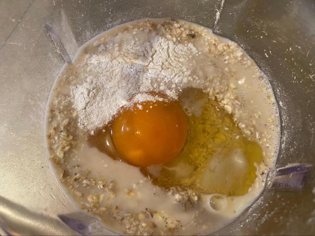 【オートミールサンドイッチ】ミキサーに生地の材料を入れて混ぜ合わせます