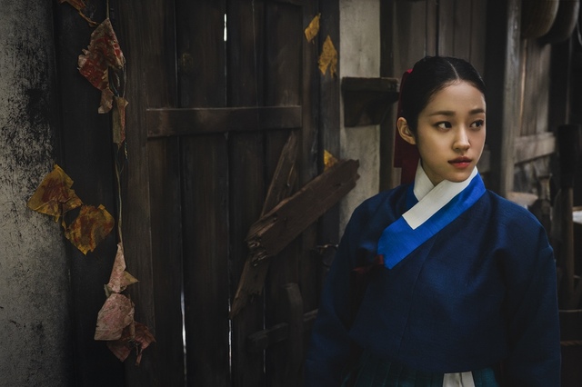 Netflixシリーズ『トングン ー呪いの宮ー』独占配信中