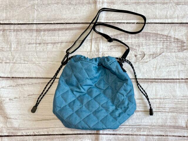 バックは装飾がないシンプルなデザイン。デニム調のキルティング生地がかわいい♪