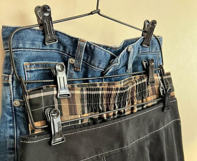 【セリア ワイヤーズボンハンガー ブラック】3段でも使いやすさ抜群！