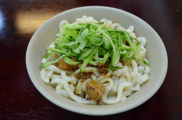 讃岐うどんのようなコシのある『豪季水餃専売店』の炸醤麺。これで小40元