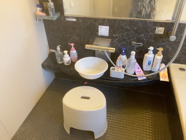 ＜整理整頓前＞湿気が溜まりやすく、ぬめりやカビの掃除も大変でした…