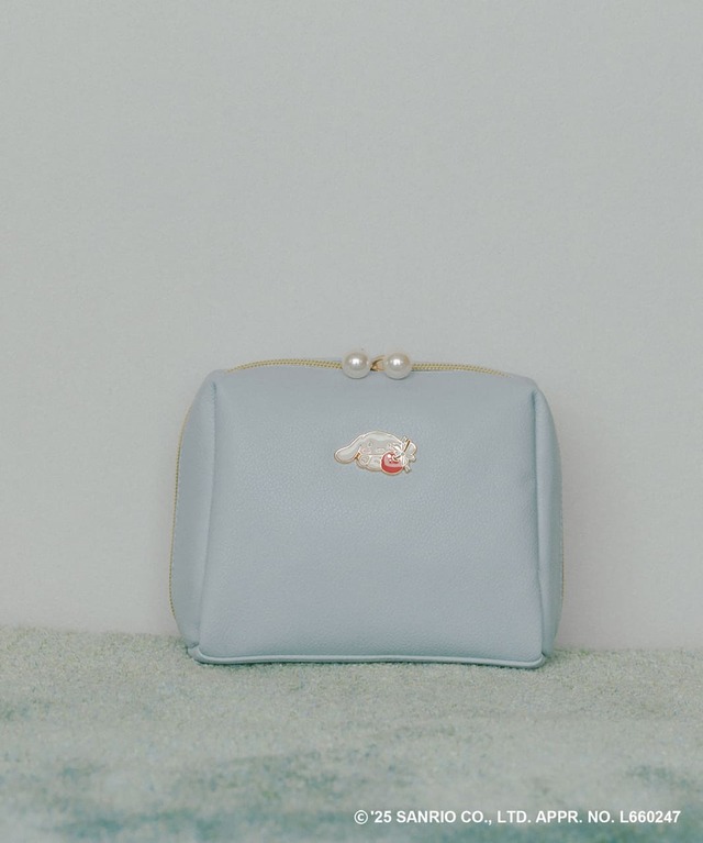 【シナモロール×VIS】「ソフトポーチ」サックス ￥4,389／小さなシナモロールがさりげなく付いた大人可愛いデザイン