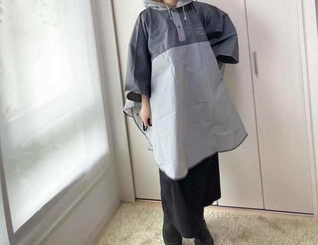 【スリーコインズ バイカラーレインポンチョ】首元もボタンがあり、可愛らしい