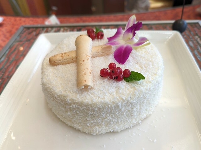 【シェラトン・グランデ・トーキョーベイ・ホテル】ハワイアンブッフェの「ココナッツケーキ」