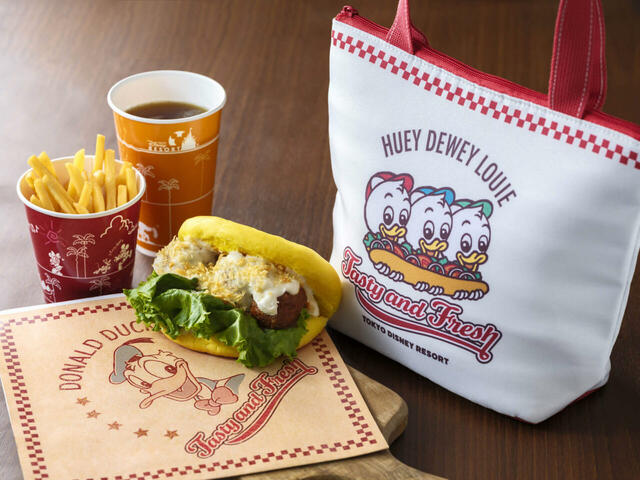スーベニアランチケース 対象メニューにプラス1,200円|東京ディズニーリゾート ヒューイ・デューイ・ルーイのアメリカンダイナー風フードスーベニア|販売店舗:東京ディズニーランド「ヒューイ・デューイ・ルーイのグッドタイム・カフェ」、東京ディズニーシー「ニューヨーク・デリ」|発売日:2024年12月26日(木)