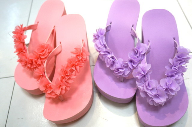 低反発で履きやすいビーサンは花モチーフが人気。ヒールは10センチでスタイルアップに◎