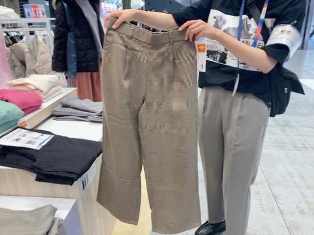 【ワークマン SOLOTEX®使用レイウォームワイドパンツ】カラーはブラック、ベージュチェック、グレーチェックがありました