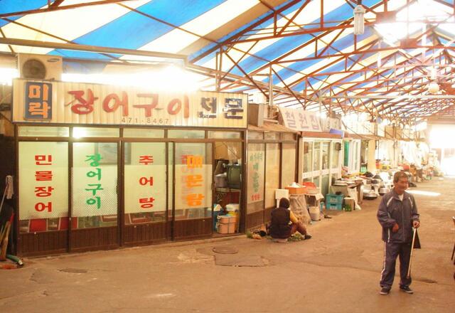 千戸市場の大衆酒場街。この裏手に千戸テキサスと呼ばれる色町が広がっていた