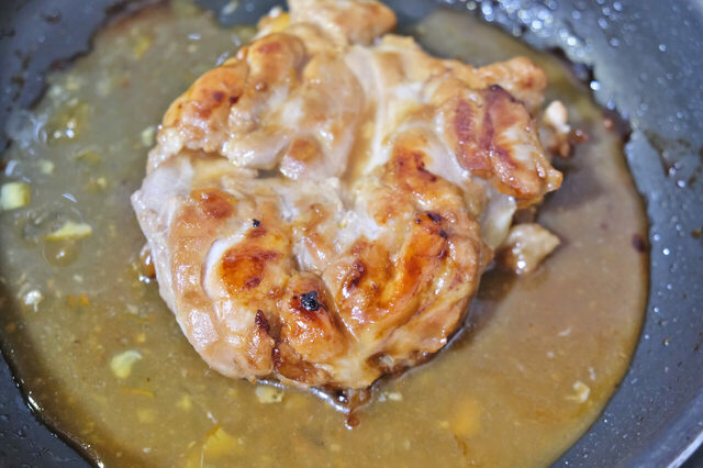 アヲハタ Spoon Free オレンジを使った「かんきつ香る照り焼きチキン」2．お肉が両面焼けたら、保存袋に残ったタレを入れます