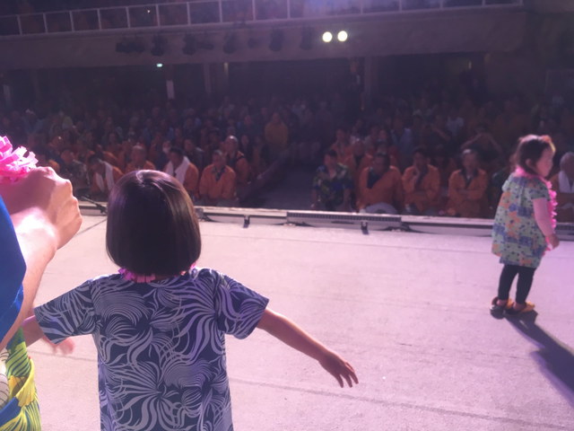 大勢の観客の前で、フラダンスを披露！