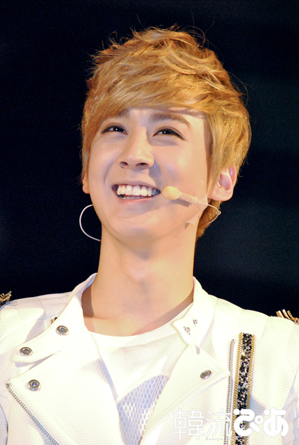 思い出し笑い(?)中のチョンジ(TEENTOP)