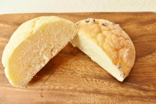 どっしりとしたパン生地。／ローソンストア１００『メロンパン（プレーンとチョコチップ）』100円 （税込 108円）