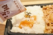 タレの滲みたごはんが食欲をそそる。