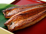 「国産うなぎ長蒲焼き」は、大サイズ1尾2,300円(税込価格)【角上魚類のうなぎ】