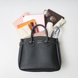 【『YOUNG & OLSEN The DRYGOODS STORE BELTED TOTE BAG BOOK BLACK』(宝島社)】B5サイズはもちろん、500mLペットボトルや折り畳み傘もしっかり収納できる見た目以上の収納力