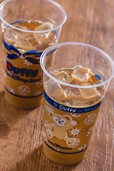 アイスキャラメルミルクティー、スーベニアドリンクボトル付き 1400円｜ケープコッド・コンフェクション｜東京ディズニーシー「ダッフィー＆フレンズのスプリング・イン・ブルーム」スペシャルメニュー