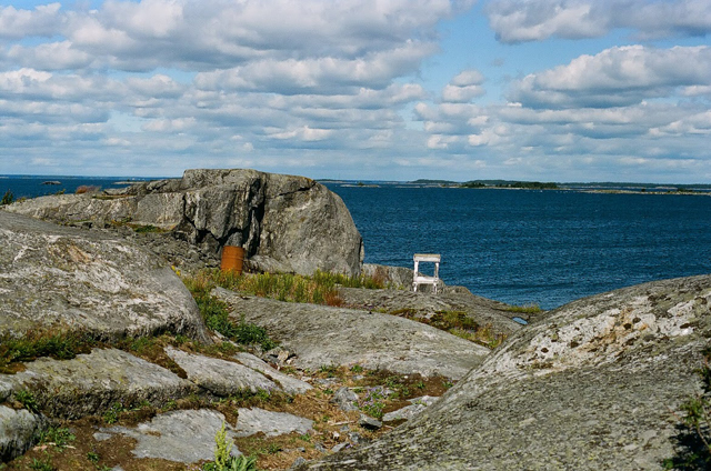 CAMERA:Nikon new fm2 / この場所に白い朽ちかけた椅子。撮らずにはおれません。