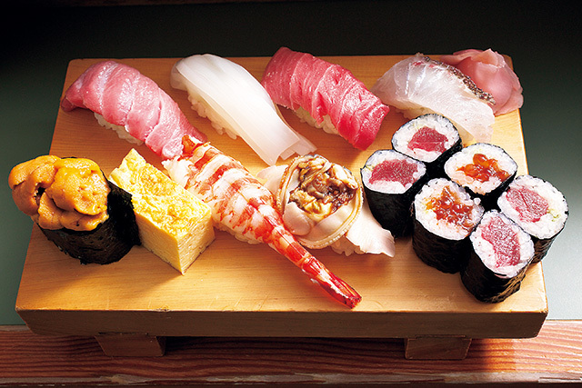 大和寿司（築地市場 場内） おまかせ握り 3780円 店頭では、大トロや穴子などのにぎり7貫が1貫ずつ出される。ほかに、巻物、玉子焼きも。