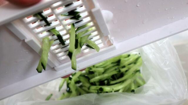 【ニトリ 1台10役スライサーセット・長方形】きゅうりをスライス。1本があっという間に太千切りに