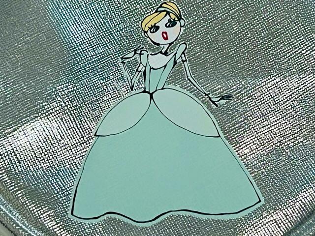 エコバッグとはドレスの色が少し異なるの、わかりますか？ポーチの方が淡いブルーです