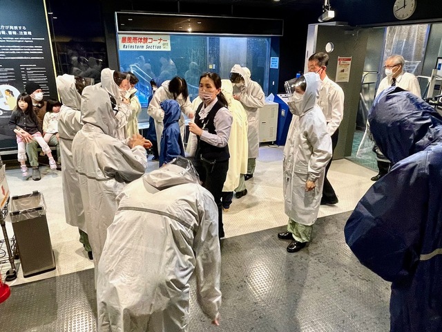 【本所防災館】子どもも大人も完全防備で、奥の暴風雨体験コーナーに入室します