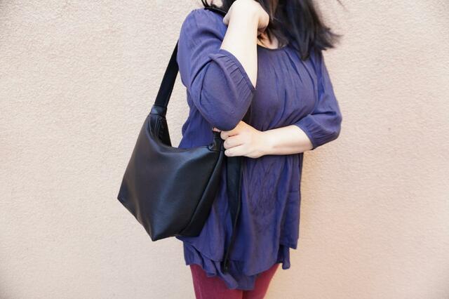 肩掛けするとストラップが引き立つ