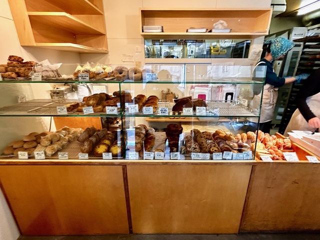 【カタネカフェ】朝７時オープンのカタネベーカリー。この日７時10分に到着したら先客が5名ほどいました