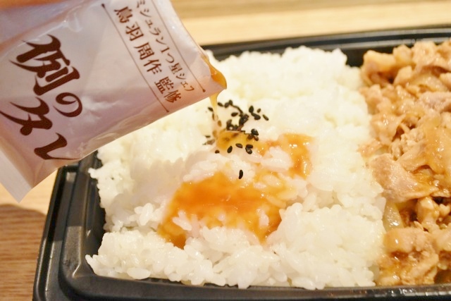 タレの滲みたごはんが食欲をそそる。