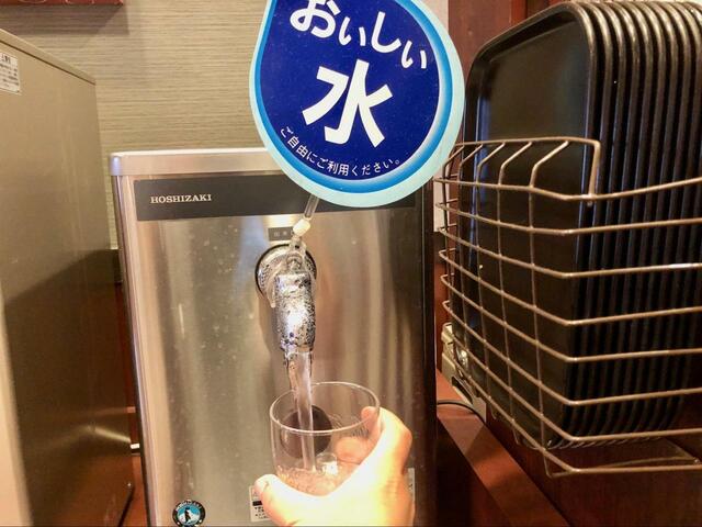 【バーミヤン】水はドリンクコーナーでセルフで入れます　お酒を飲む時は水分も同時に摂るようにしましょう