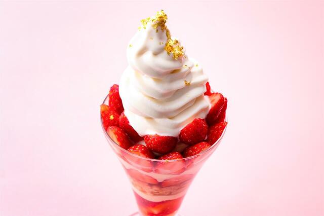 「15粒のVeryいちごパフェ」<価格:3,200円>【いちご尽くしのときめき体験!ホテルニューオータニ幕張『いちご&あまおうスイーツフェア』開催】