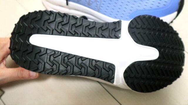【ワークマン マンダムフライギア ドライランチャー】ソール裏の溝は他のシューズではなかなか見たことのない形でした！ 
