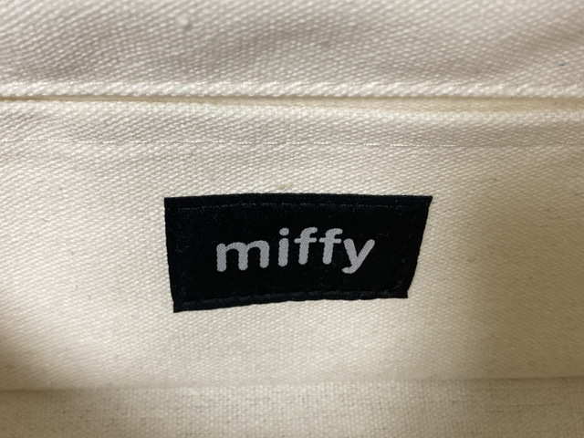 【miffy 収納ラック】内側のポケットには黒いタグが