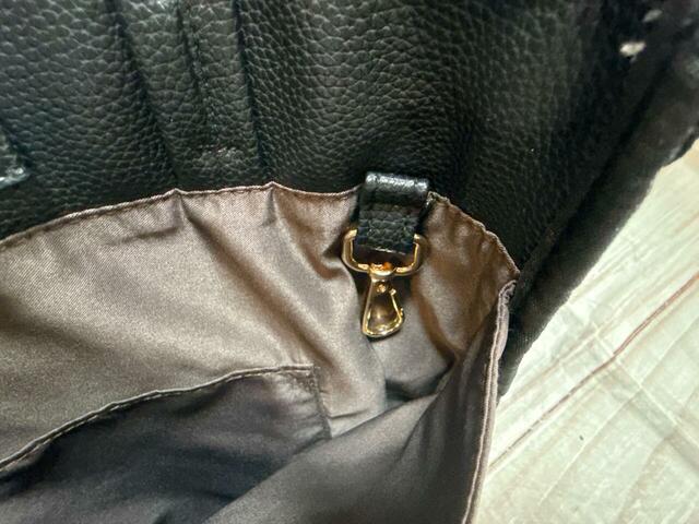 オープンポケットの近くに、キーホルダーつき。リール付きのパスケースなどをつけると便利！