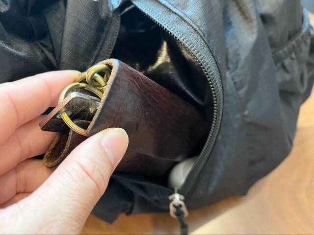 【coca ポケッタブル縦ファスナーバックパック】縦ファスナーもスムーズに開くので、荷物へのアクセスがしやすいです◎