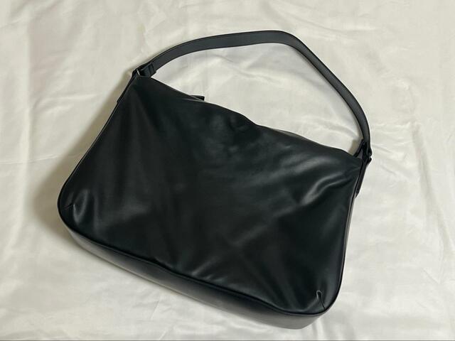 【UNIQLO:C　レザータッチパフィーバッグ】表地は合皮素材で柔らかく、高見えします♪