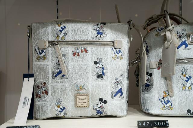 【Dooney ＆ Bourke】ディズニーキャラクター ショルダーバッグ The Disney100 Platinum Celebration Collection 40,700円
