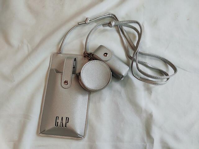 フックを使用して「スマホショルダーバッグ」に取り付けることが可能です