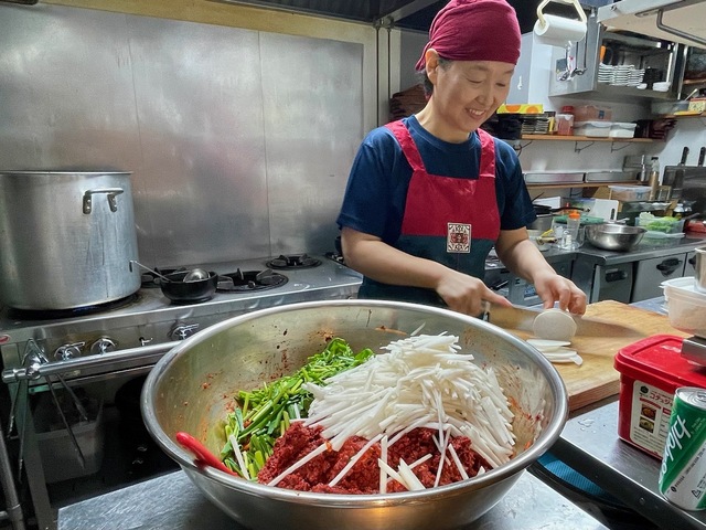 【釜めし 大統領】刻んだ香味野菜を次々にヤンニョムに入れていく