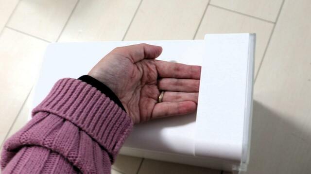 【tower（山崎実業） 密閉袋ごとペットフードストッカー】深いくぼみのハンドルが持ちやすい